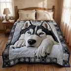 Gewatteerde bedsprei Huskydroom op een bed in een gezellige slaapkamer