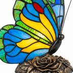 Gros plan de la lampe animale Aile Azurée Papillon, détail de la mosaïque colorée