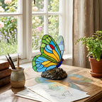Lampe animale Aile Azurée Papillon sur une table en bois dans une pièce lumineuse