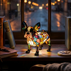 Boston Terriër dierenlamp die gezellig gloeit in een kamer 's avonds