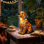 Buddy Golden Retriever dierenlamp die gezellig gloeit in een kamer 's avonds