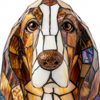 Close-up van de Serene Metgezel Hond dierenlamp, kleurrijk mozaïekdetail