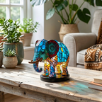 Lampe animale Noa Éléphant sur une table en bois dans une pièce lumineuse