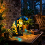Fluwelen Panter dierenlamp die gezellig gloeit in een kamer 's avonds