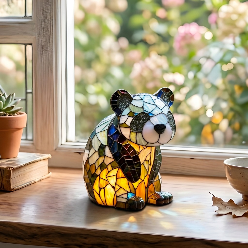 Kloffie Panda dierenlamp op een houten tafel in een lichte kamer