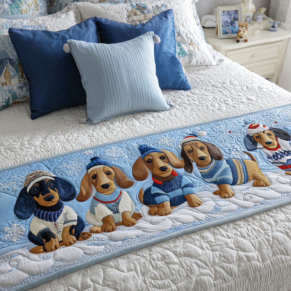 Gewatteerde bedloper Kleine Tekkel – op een bed