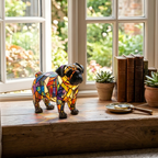 Lampe animale Carlin Rayonnant sur une table en bois dans une pièce lumineuse