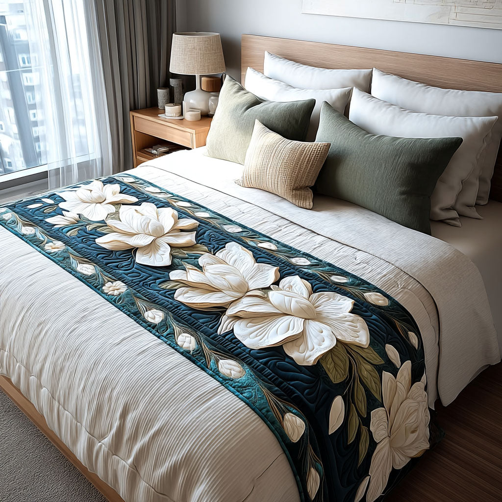 Chemin de lit matelassé Magnolia de minuit – sur un lit