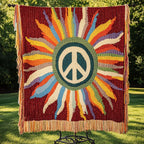 Plaid tissé Paix rayonnante – un symbole de paix au cœur d'un éclat de rayons de soleil multicolores sur un fond rouge profond