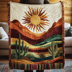 Geweven plaid Saguaromagie – een stralende zon boven glooiende woestijnheuvels in terracotta, rood en groen, met hoge saguarocactussen
