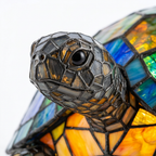 Gros plan de la lampe animale Tortue Molokai, détail de la mosaïque colorée