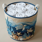 Gewatteerde wasmand Glanzende schelp gevuld met opgerolde witte handdoeken