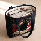 Noir Élégance Sac Matelassé – sac rempli d’un livre, d’un gilet et de lunettes