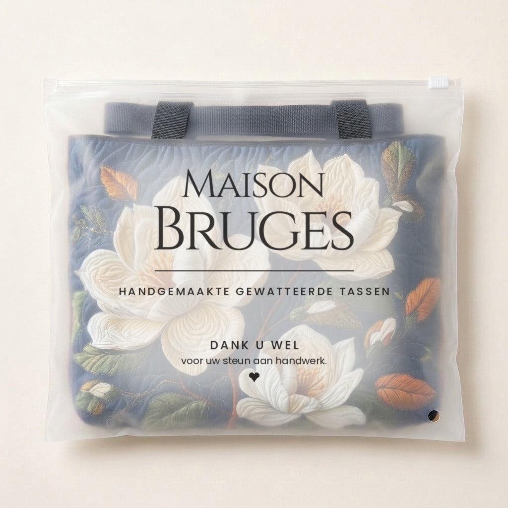 Zachte Magnolia Gewatteerde Draagtas in de verpakking van Maison Bruges