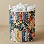 Gewatteerde wasmand Verhalen in bloei gevuld met opgerolde witte handdoeken