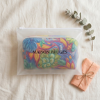 Trousse de maquillage matelassée Fleur et Liane emballée dans une pochette Maison Bruges