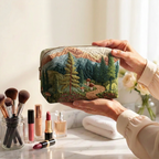 Trousse de maquillage matelassée Forêt Éternelle tenue en main près de la coiffeuse