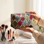 Trousse de maquillage matelassée Ornement Scintillant tenue en main près de la coiffeuse
