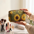 Trousse de maquillage matelassée Champ Doré tenue en main près de la coiffeuse