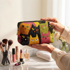 Trousse de maquillage matelassée Jardin des Chats tenue en main près de la coiffeuse
