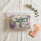 Gewatteerde make-uptas Kolibrietuin verpakt in een zakje van Maison Bruges