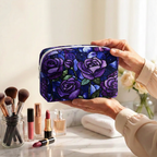 Trousse de maquillage matelassée Rose de Minuit tenue en main près de la coiffeuse