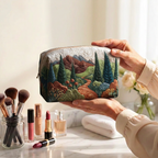 Trousse de maquillage matelassée Sentiers de Mousse tenue en main près de la coiffeuse