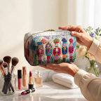 Trousse de maquillage matelassée Trésor du Casse-Noisette tenue en main près de la coiffeuse