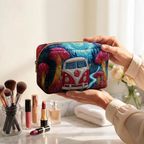 Trousse de maquillage matelassée Voyage aux Champignons tenue en main près de la coiffeuse