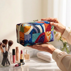 Trousse de maquillage matelassée Vagues Rétro tenue en main près de la coiffeuse