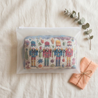 Trousse de maquillage matelassée Casse-Noisette Scintillant emballée dans une pochette Maison Bruges