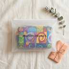 Trousse de maquillage matelassée Esprit de Paix emballée dans une pochette Maison Bruges