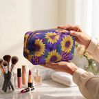 Trousse de maquillage matelassée Charme du Soleil tenue en main près de la coiffeuse
