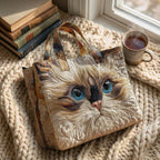 Chat Blanc aux Yeux Bleus Sac Artisanal – sac sur un plaid tricoté avec un café près de la fenêtre