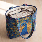 Plume Royale Sac Fait Main – sac rempli d’un livre, d’un gilet et de lunettes