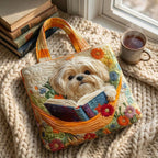 Shih Tzu, Boeken & Bloemen Handgemaakte Tas – draagtas op een gebreide deken met koffie bij het raam
