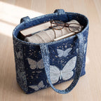 Aile d'Argent Sac Fait Main – sac rempli d’un livre, d’un gilet et de lunettes
