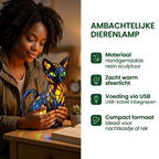 Vrouw die een dierenlamp vasthoudt