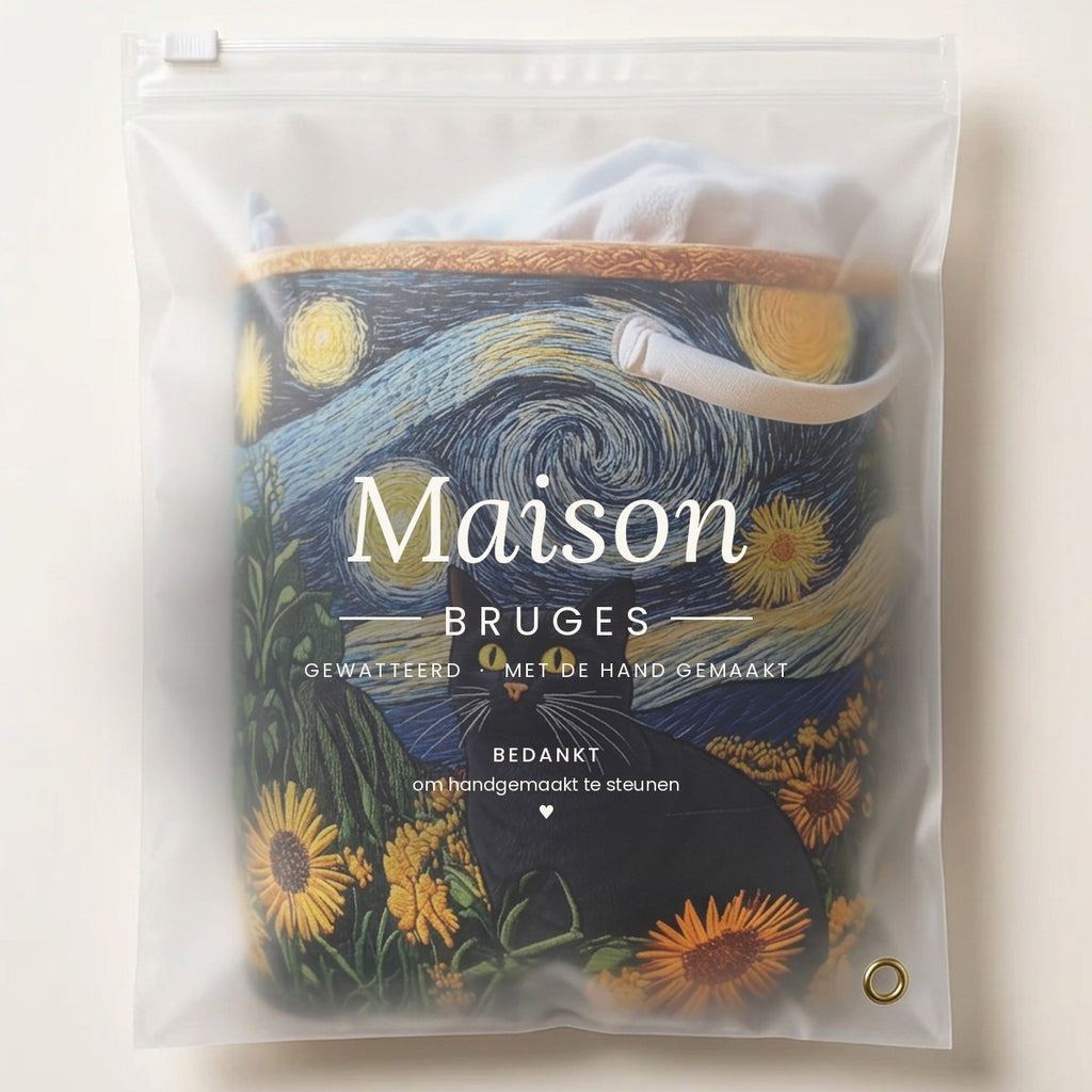 Panier à linge matelassé Chat malin, plié à plat dans l’emballage Maison Bruges