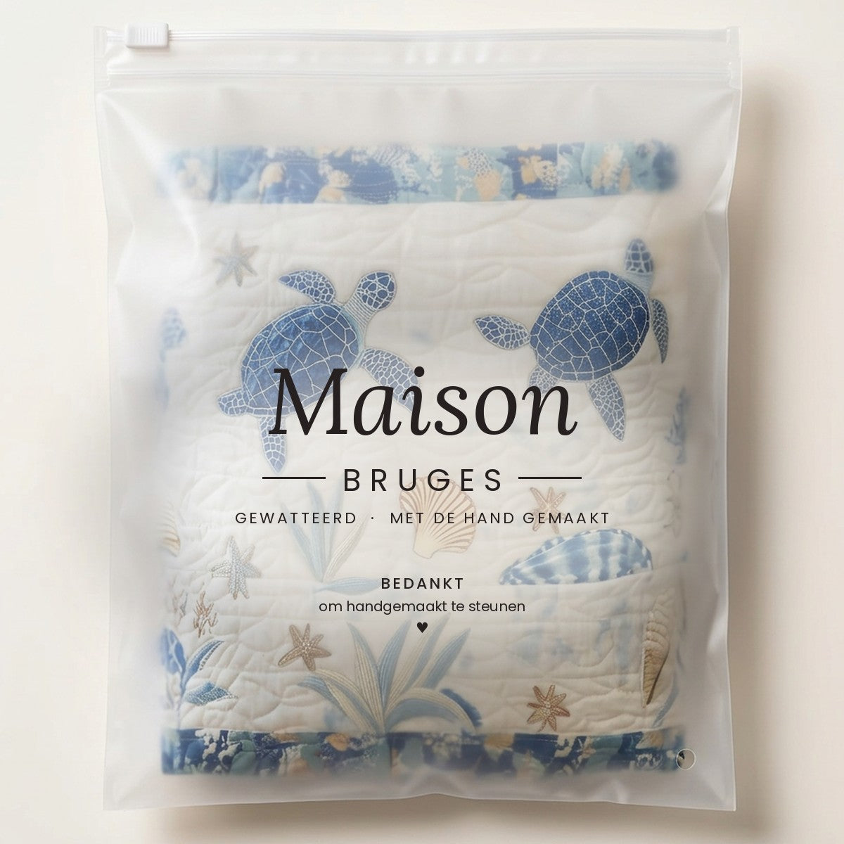 Panier à linge matelassé Calme du littoral, plié à plat dans l’emballage Maison Bruges