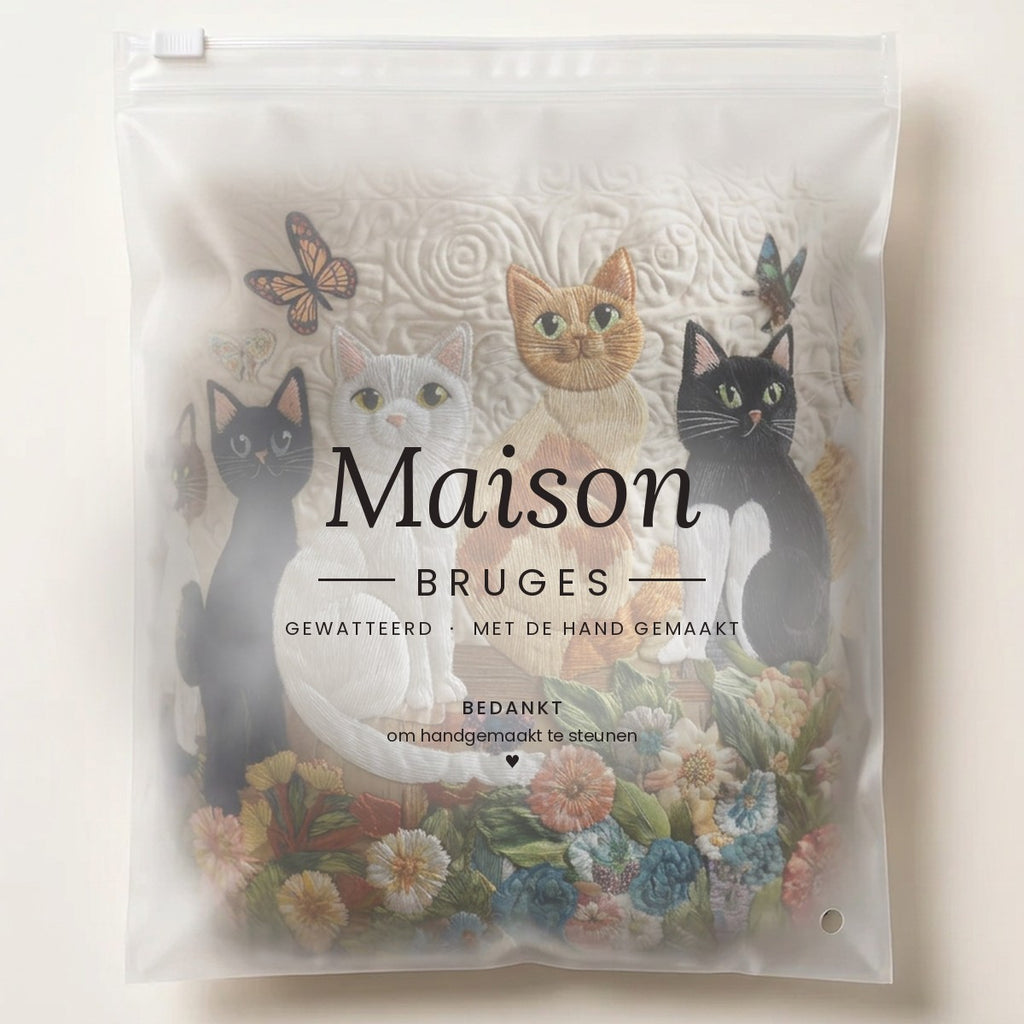Panier à linge matelassé Chats du jardin, plié à plat dans l’emballage Maison Bruges