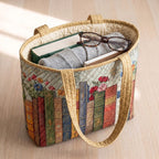 Bibliothèque Enchantée Tote Bag Rembourré – sac rempli d’un livre, d’un gilet et de lunettes