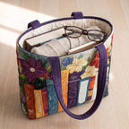 Coin Littéraire Sac Matelassé – sac rempli d’un livre, d’un gilet et de lunettes