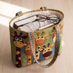 Élégance Savane Tote Bag Matelassé – sac rempli d’un livre, d’un gilet et de lunettes