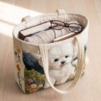Chien Enchanté Sac Artisanal Matelassé – sac rempli d’un livre, d’un gilet et de lunettes