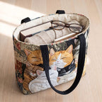 Chatons Rêveurs Sac Artisanal Matelassé – sac rempli d’un livre, d’un gilet et de lunettes