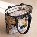 Pure Rêverie Tote Bag Matelassé – sac rempli d’un livre, d’un gilet et de lunettes